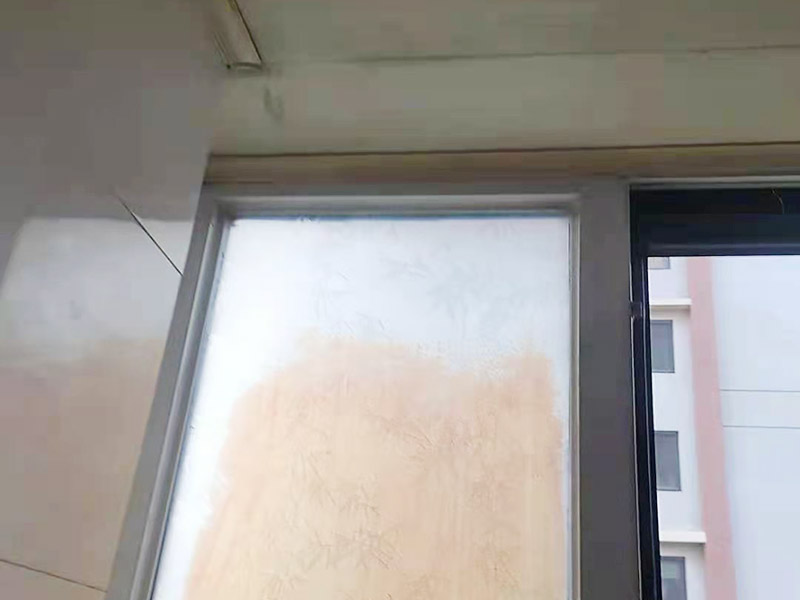 窗框接縫處打膠：窗框與墻體固定時(shí)，需要在內(nèi)外都打膠，因?yàn)椴Ａc型材間存在一定的縫隙，需要將膠打入縫隙中，為了讓兩者間的密封性能、水密性能更加好。先固定上框，后固定邊框，采用塑料膨脹螺栓固定。框與洞口之間的伸縮縫內(nèi)腔均采用閉孔泡沫塑料，發(fā)泡劑等彈性材料填塞，表面用密封膠密封。