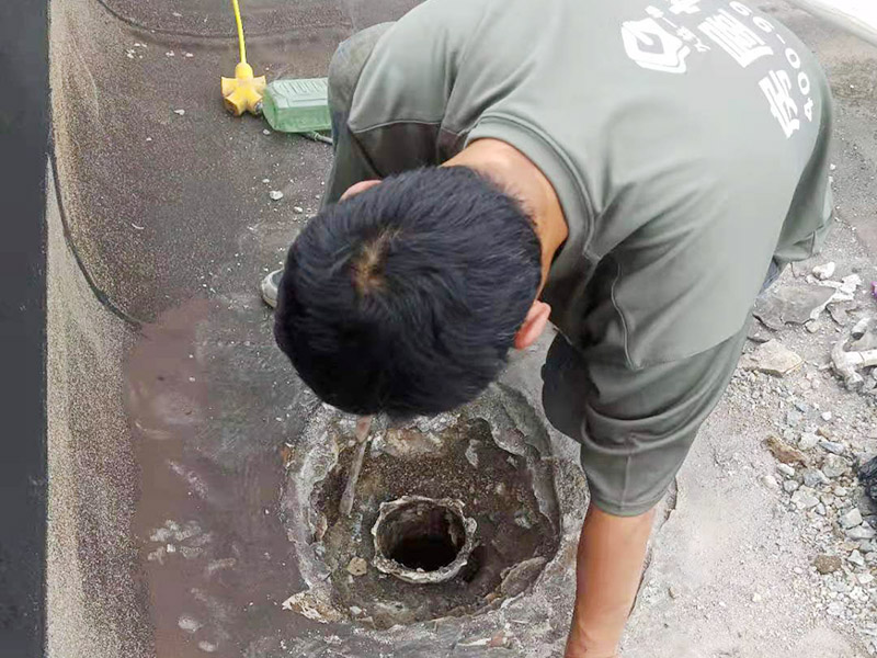 屋頂排水管疏通防水：屋頂排水不做好，不止是樓頂住戶遭殃哦，如果上面沒問題，就是整體防水層出問題了，結構板阻水，水從薄弱的地方留出很正常，如果這里在下面堵了，會從別的地方出來。首先就先要將周邊清理干凈然后再電鉆疏通維修。