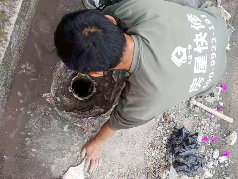 屋頂排水管疏通防水：屋頂排水不做好，不止是樓頂住戶遭殃哦，如果上面沒問題，就是整體防水層出問題了，結構板阻水，水從薄弱的地方留出很正常，如果這里在下面堵了，會從別的地方出來。首先就先要將周邊清理干凈然后再電鉆疏通維修。