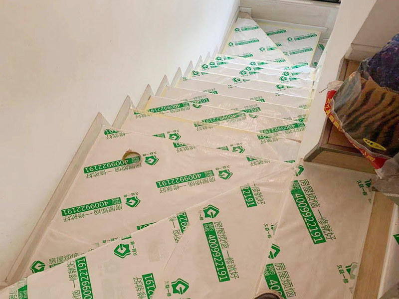 施工地板保護施工：二手房裝修時已經裝修好的地板，家具等不想二次污染就一定要注意對地板和家具進行保護。為了防止地板被沾染灰塵以及施工團隊人員等的腳印，最好先在地板上鋪一層防塵布等作為保護膜。
