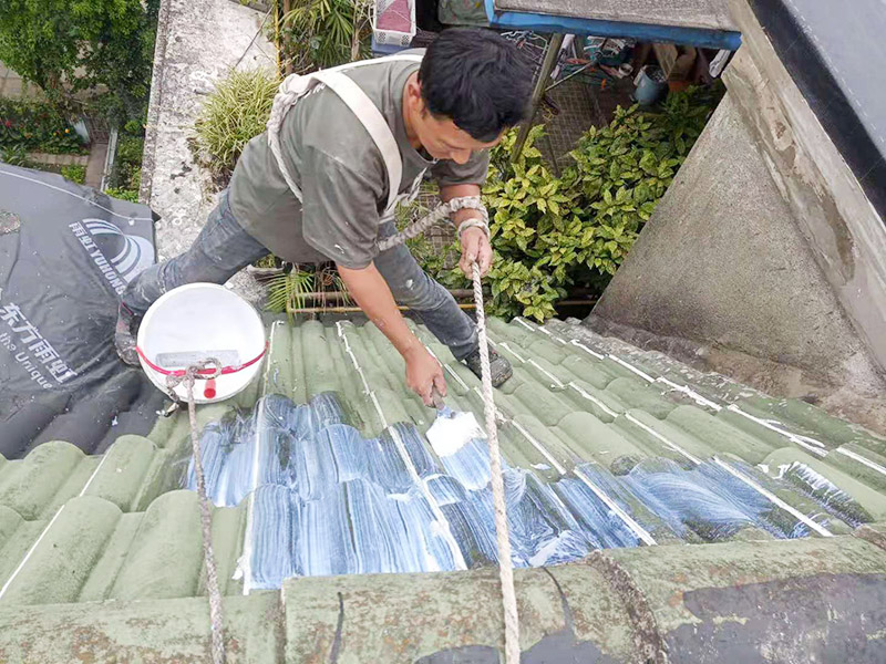 屋面防水卷材后刷防水：防水層鋪貼之前，所有其它工程必須施工完畢，然后清理基層。基層必須平整、堅固、無松動、起砂、起鼓、 凹凸和裂縫，而且防水一般都是兩遍，最好是卷材防水和涂料防水一起做，這樣最保險，在基層先均勻涂刷基層處理劑一層。待基層處理劑干燥后,可涂刷膠粘劑，應一次涂刷均勻。將卷材按預定位置放好后開始鋪貼，用膠粘劑粘平，干燥數分鐘后用壓輥壓實。
