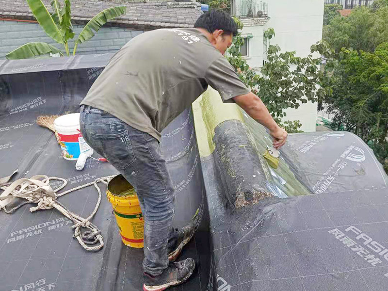 屋面防水卷材后刷防水：防水層鋪貼之前，所有其它工程必須施工完畢，然后清理基層。基層必須平整、堅固、無松動、起砂、起鼓、 凹凸和裂縫，而且防水一般都是兩遍，最好是卷材防水和涂料防水一起做，這樣最保險，在基層先均勻涂刷基層處理劑一層。待基層處理劑干燥后,可涂刷膠粘劑，應一次涂刷均勻。將卷材按預定位置放好后開始鋪貼，用膠粘劑粘平，干燥數分鐘后用壓輥壓實。