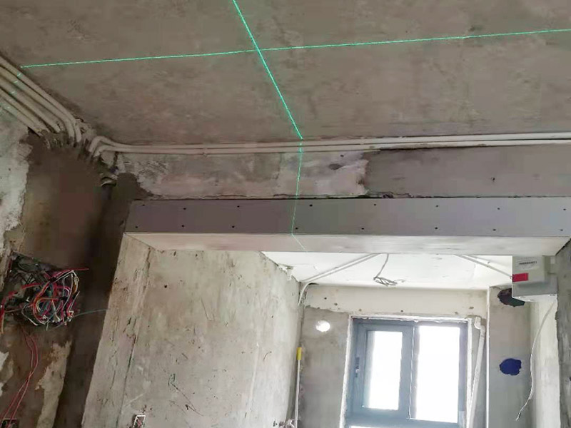 舊房翻新吊頂裝修：首先進行房屋的主體拆除。在做好全屋家具等成品保護，將舊房的墻面、門窗燈進行拆除，重新做好衛生間和廚房的防水工作，在拆除的過程中及時清理產生的垃圾，保持房屋的干凈、整潔。
