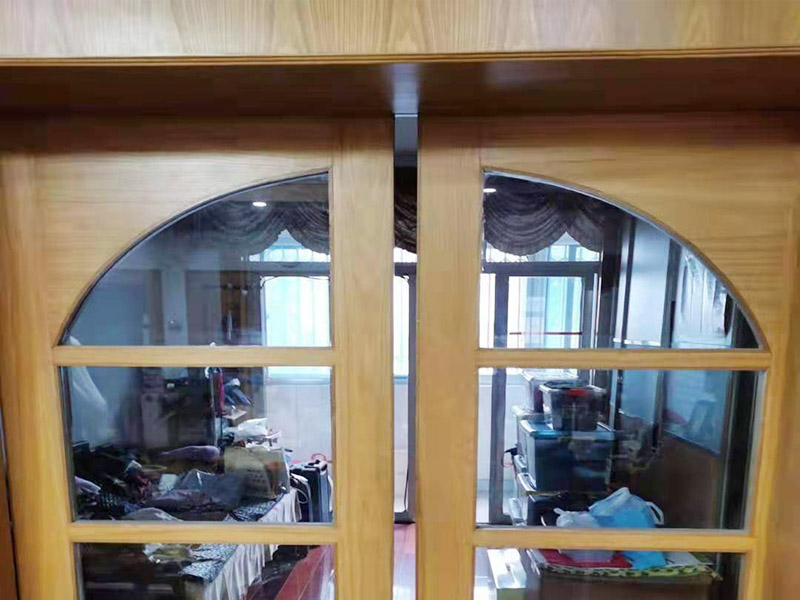 推拉門安裝維修：查看是否是推拉門滑軌還是推拉門的問題，具體問題具體分析，如果是軌道問題就將推拉門用力向上抬,然后將推拉門取出來，將舊的軌道拆除,如果軌道和門框是一體的軌道,換一條新的軌道就可以了。