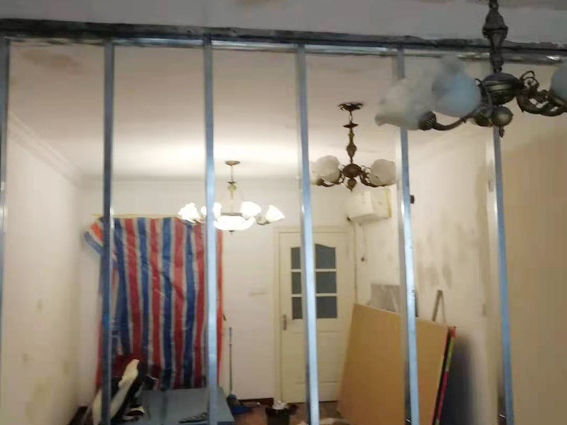 隔斷裝飾安裝維修：隔斷不僅可以起到隔斷空間的作用，讓空間相對獨立，同時更是家中一道靚麗的風景線，起到更好的裝飾效果，甚至是以實用性為主來增加儲物空間。隔斷分多種，硬隔斷是直接一堵墻或者柜子擋住作為隔斷，通透性較差；軟隔斷是有物品遮擋，但是并不遮擋視線，通透性比較高。 玻璃的通透性不會影響空間的采光效果，在視覺上還有拉伸空間的效果。小巧的體積不會占據太多空間，拆除時對空間的損害也非常小。