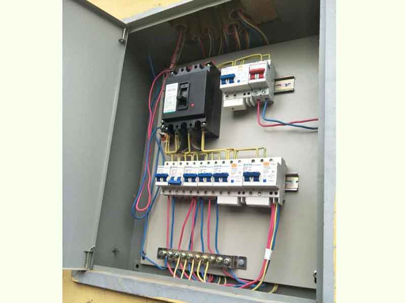  家里跳閘了推上去沒電，可能是出現(xiàn)了漏電保護(hù)器或者線路漏電的問題